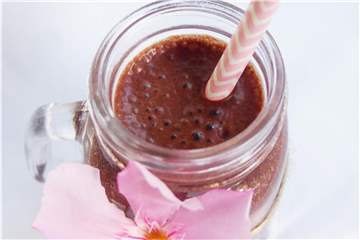 Süß, aber keine Kalorienbombe: Ein Shake aus Banane, Milch und Kakao. Foto: Doreen Hassek/dekoreen.blogspot.de