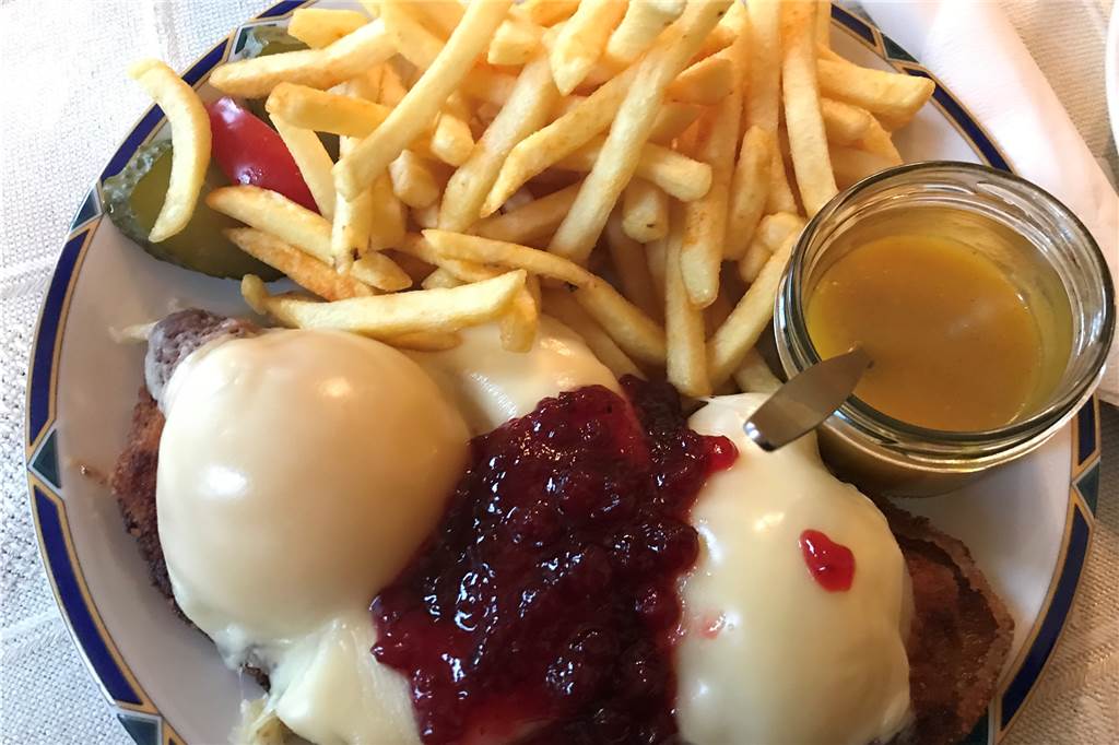 Im alten Gasthaus Klähr gibt es deftiges Abendessen für unter zehn Euro Süße Überraschung: das Schnitzel Hawaii.