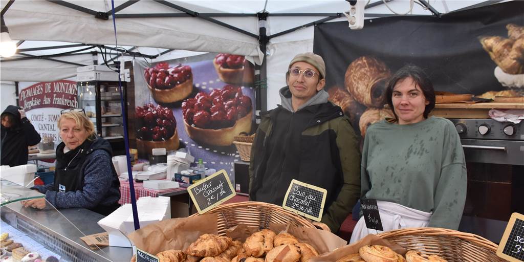 Französisches Flair in Stadtlohn: Gute Laune, trotz Dauerregen Süßes und herzhaftes französisches Gebäck wurde auf dem Stadtlohner Marktplatz verkauft.