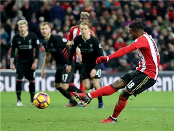 Sunderlands Jermain Defoe verwandelt einen Strafstoß gegen Liverpool zum 2:2-Ausgleich. Foto: Owen Humphreys