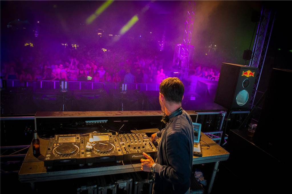 Ein DJ legt Musik auf beim Sunset BEach Festival
