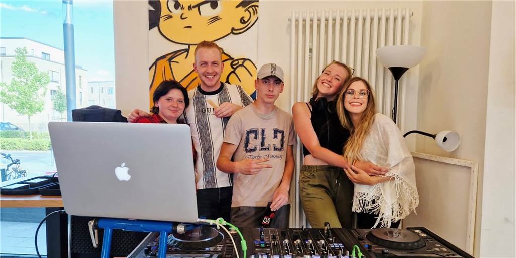 Nachtfrequenz im Jugendzentrum Sunshine: Sechs Stunden kreativ und ausgelassen Sunshine-Mitarbeiterin Carina Eller und die Mitstreiter freuen sich auf die Nachtfrequenz am 24. September im Selmer Jugendzentrum Sunshine.