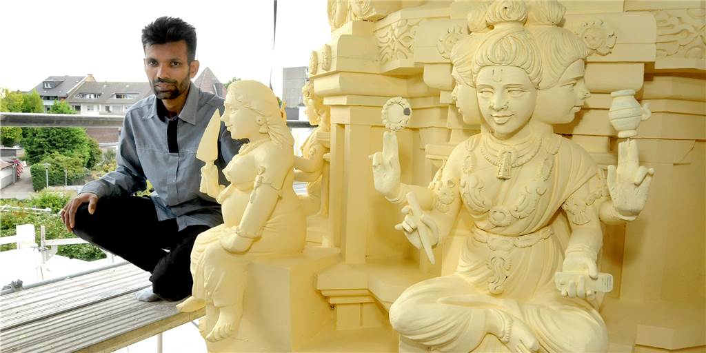 Pracht entsteht hinter Planen: Exklusiver Blick auf die Baustelle des Hindutempels Suntharalingam Gobinaath, 1. Vorsitzender des Tempelvereins Schwerte