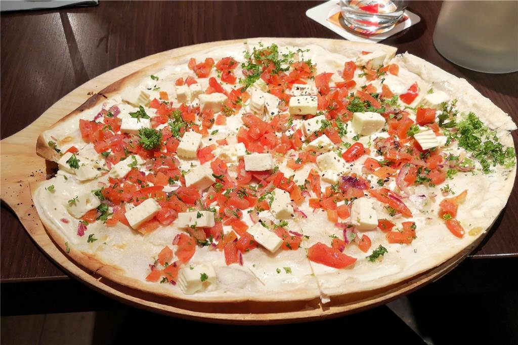 Im Bistro denk-mal überzeugen modern zubereitete Klassiker und ein tolles Ambiente Super frisch schmeckt der vegetarische Flammkuchen mit Tomaten und Feta.