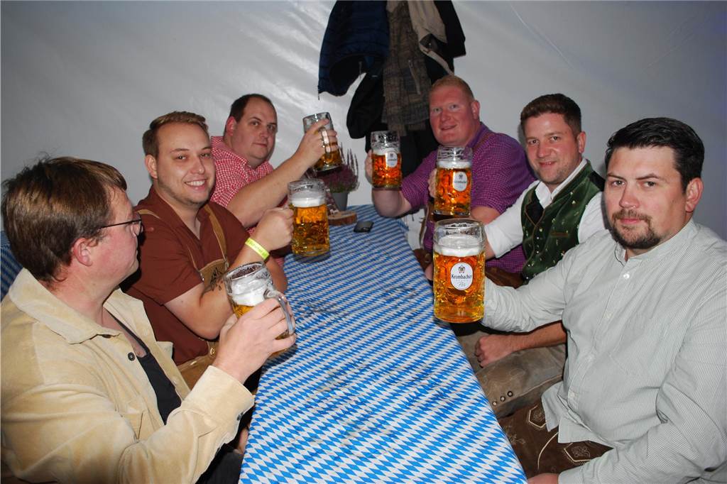 Viele Menschen feierten zünftig im Festzelt.