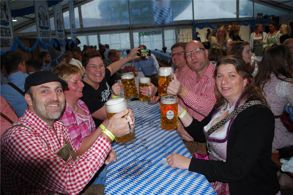 Viele Menschen feierten zünftig im Festzelt.