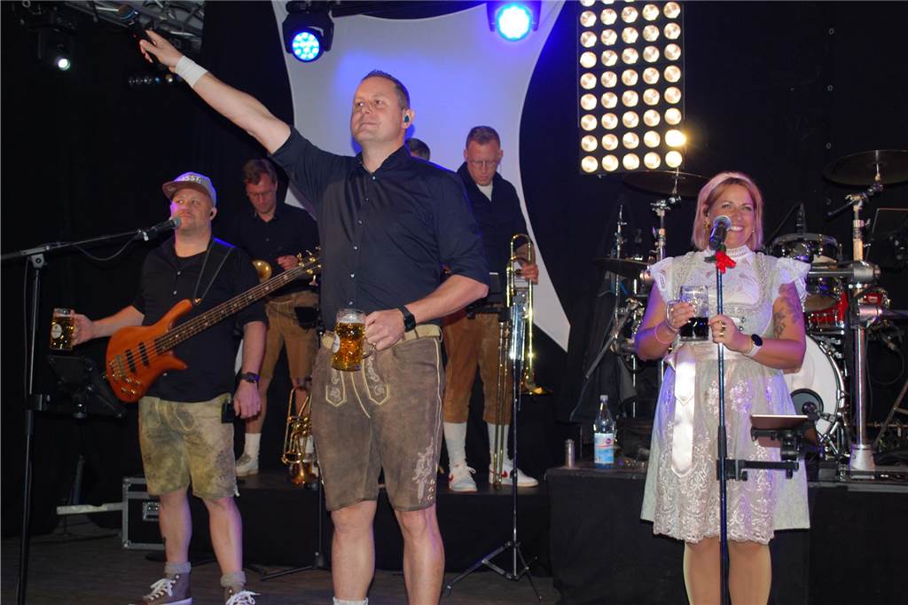 Viele Menschen feierten zünftig im Festzelt.