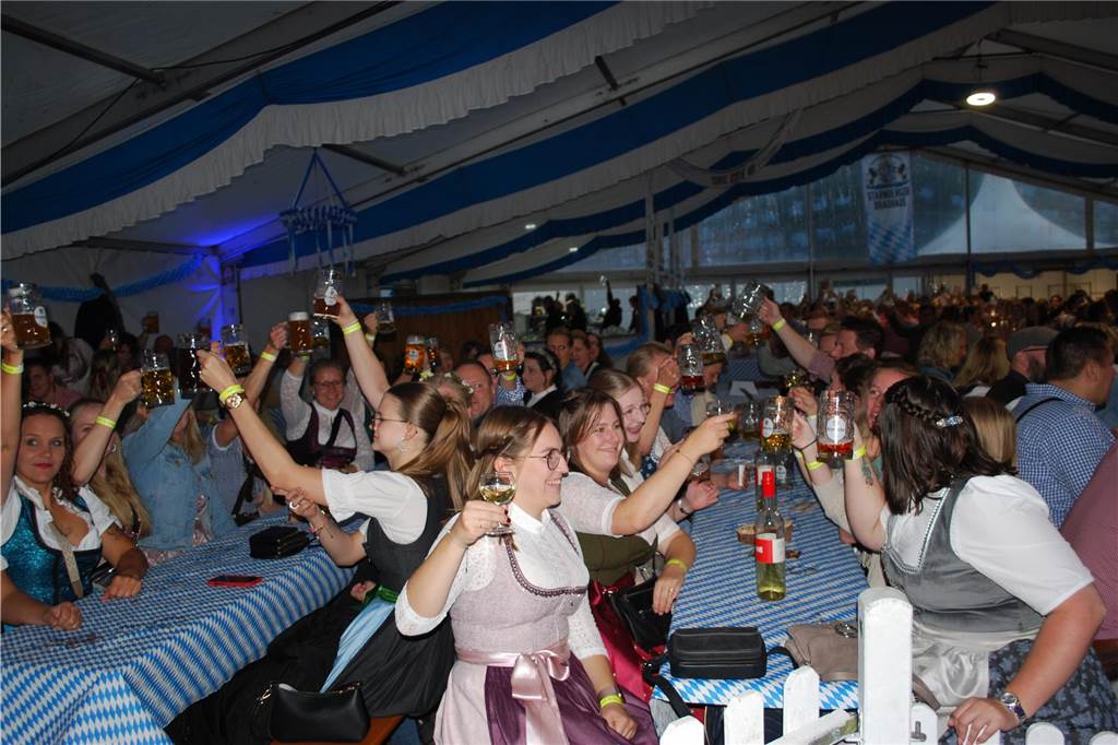 Viele Menschen feierten zünftig im Festzelt.