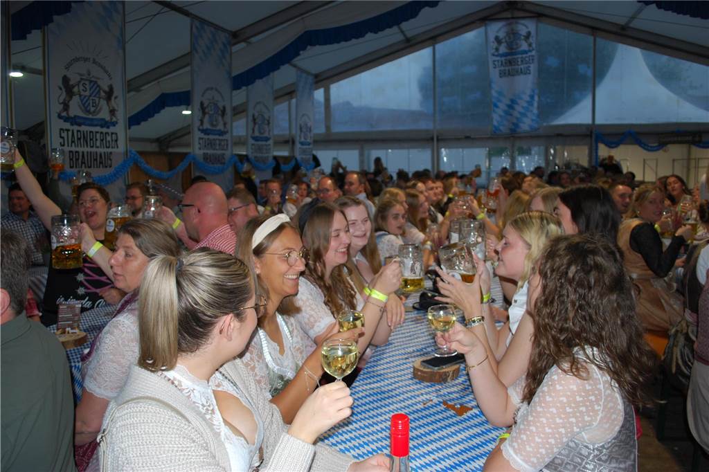 Viele Menschen feierten zünftig im Festzelt.