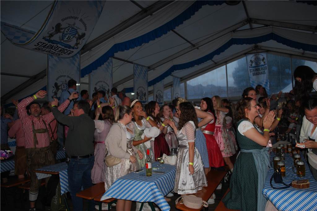Viele Menschen feierten zünftig im Festzelt.