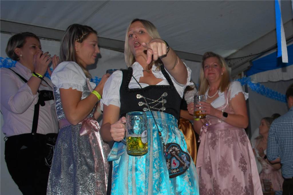 Viele Menschen feierten zünftig im Festzelt.