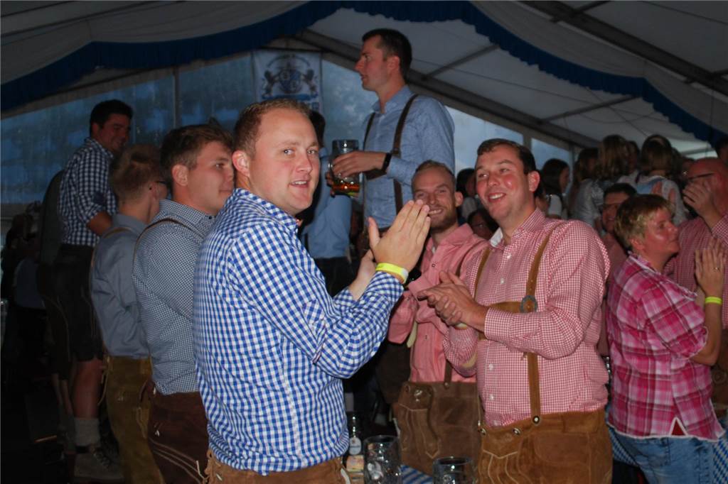 Viele Menschen feierten zünftig im Festzelt.