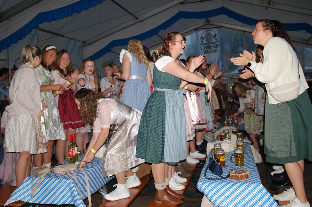 Viele Menschen feierten zünftig im Festzelt.