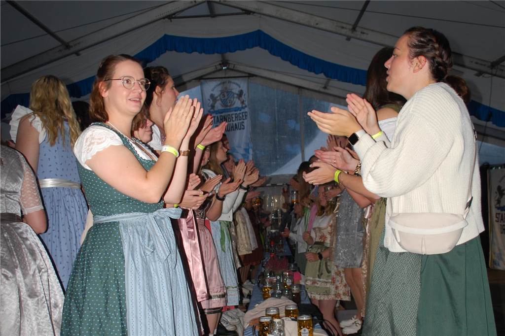 Viele Menschen feierten zünftig im Festzelt.