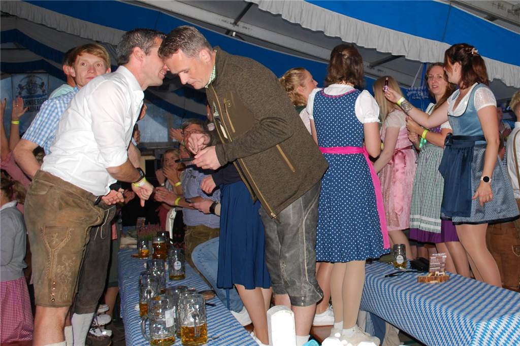 Viele Menschen feierten zünftig im Festzelt.