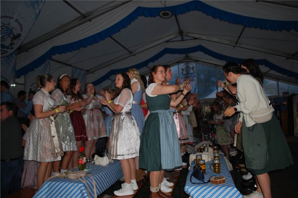 Viele Menschen feierten zünftig im Festzelt.