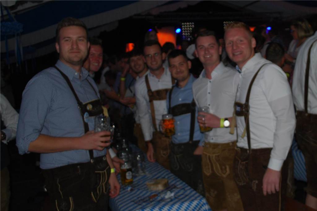 Viele Menschen feierten zünftig im Festzelt.