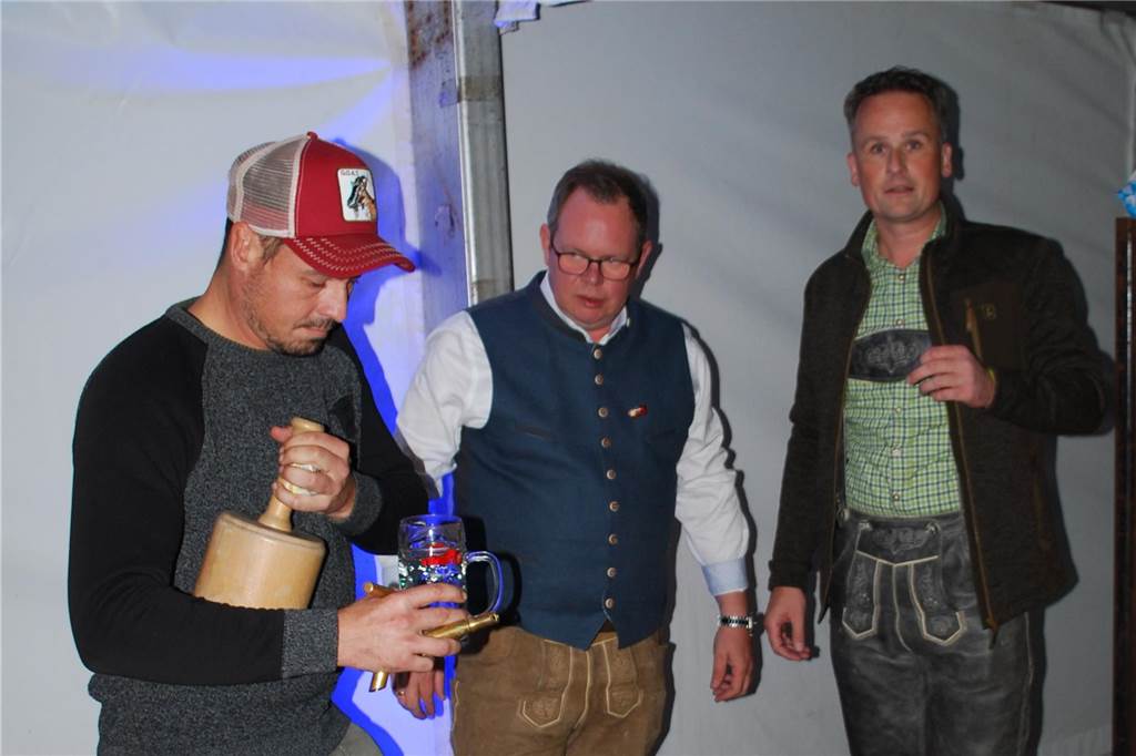 Viele Menschen feierten zünftig im Festzelt.
