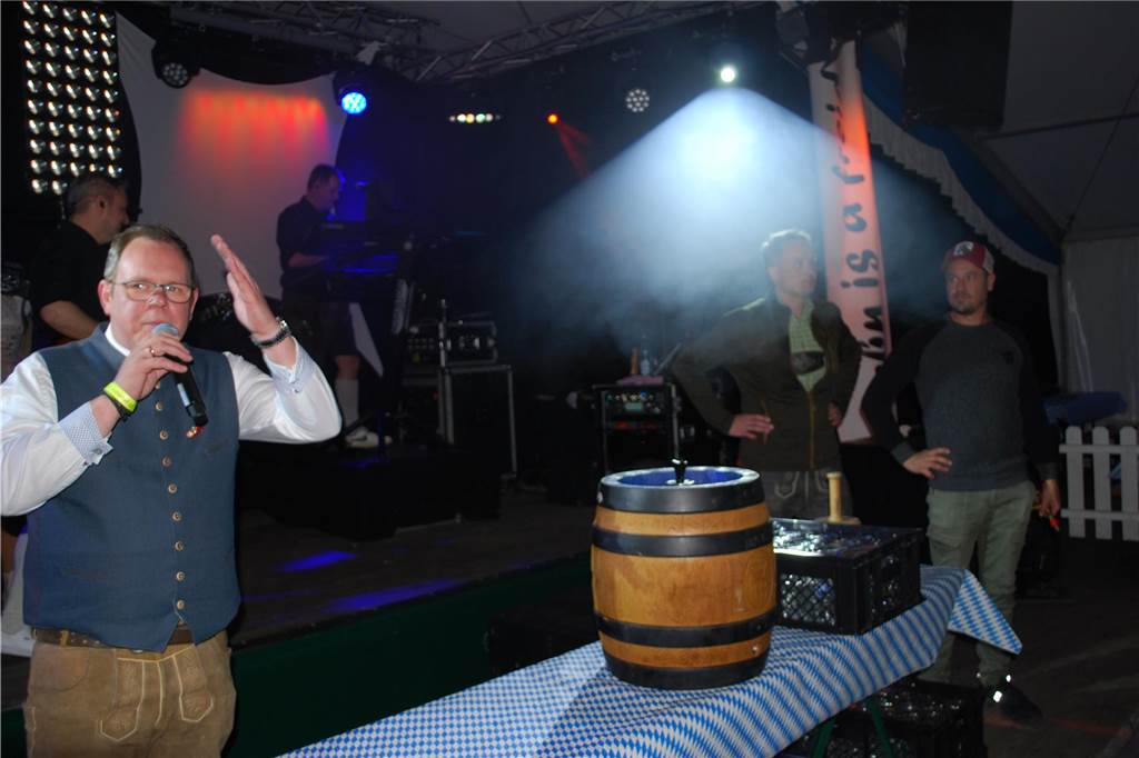 Viele Menschen feierten zünftig im Festzelt.