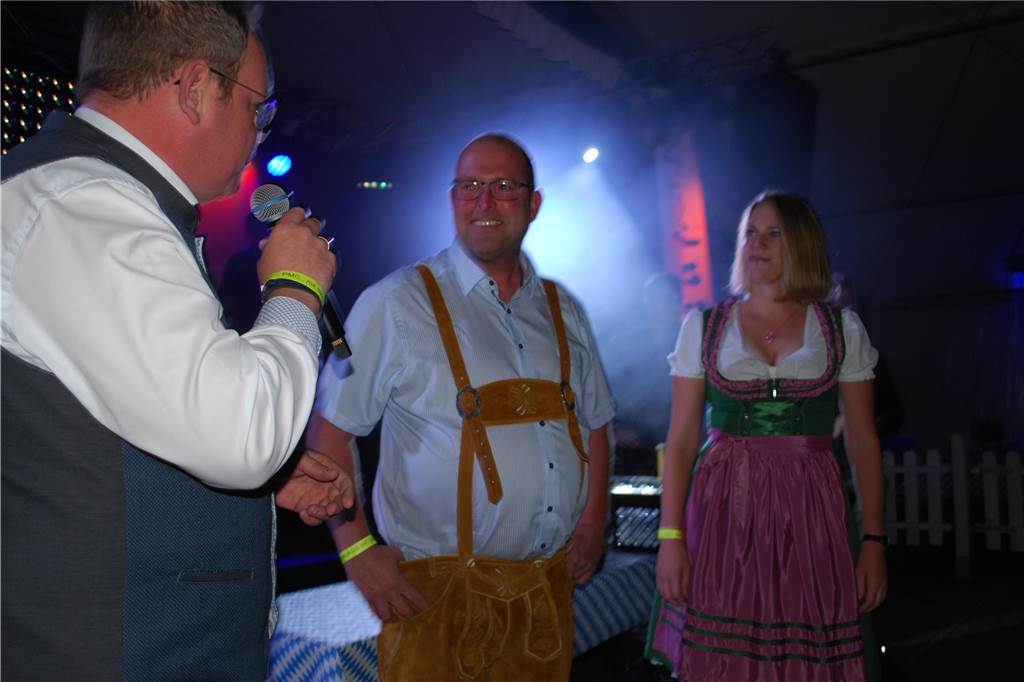 Viele Menschen feierten zünftig im Festzelt.