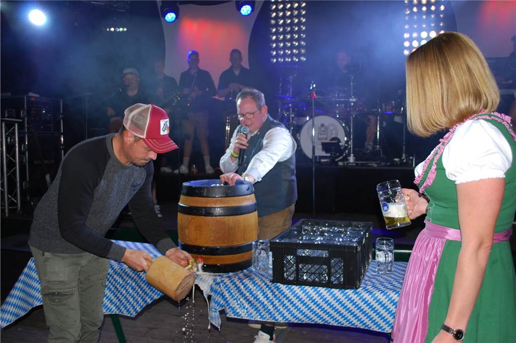 Viele Menschen feierten zünftig im Festzelt.