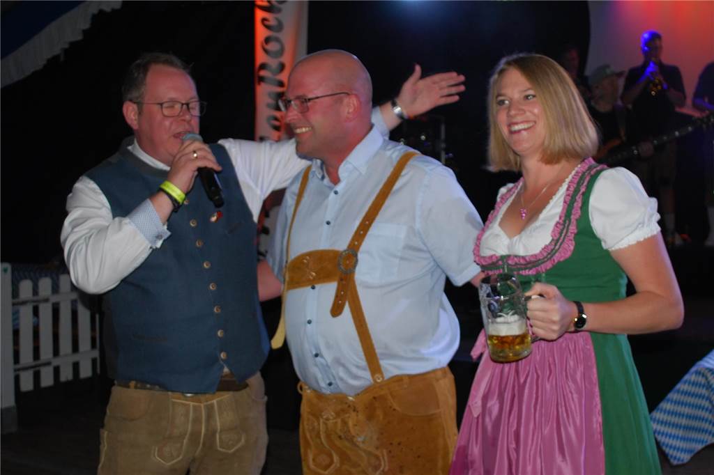 Viele Menschen feierten zünftig im Festzelt.