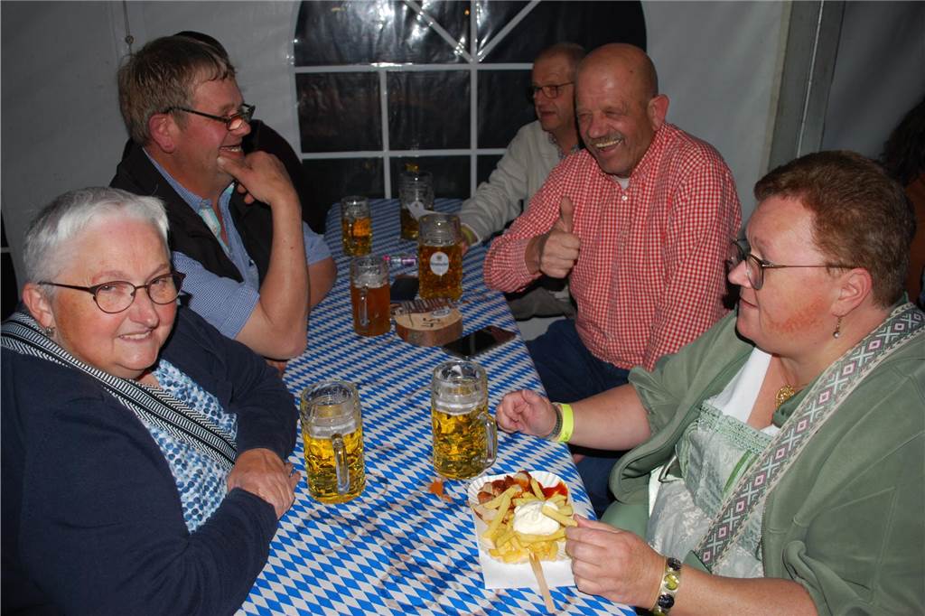 Viele Menschen feierten zünftig im Festzelt.