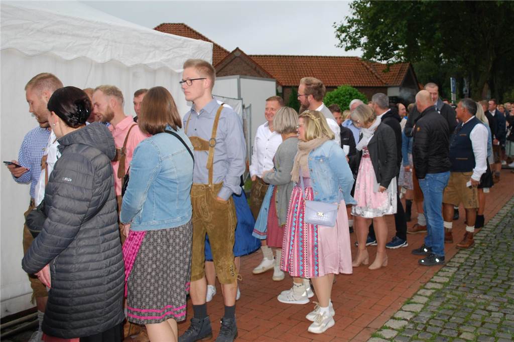 Viele Menschen feierten zünftig im Festzelt.