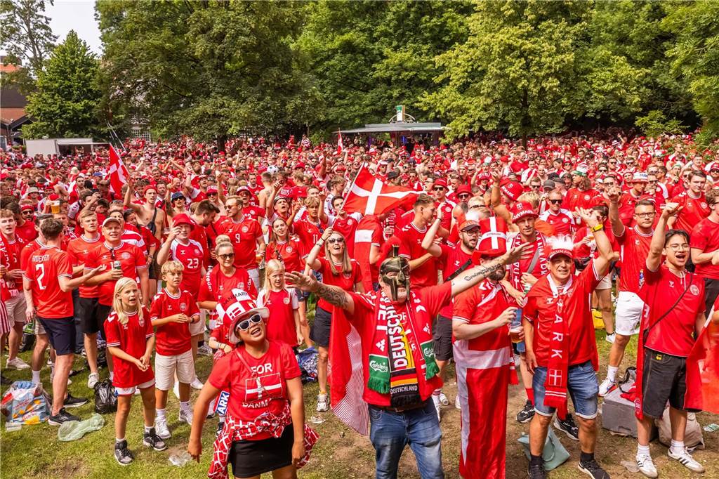 Super Stimmung bei den Dänemark-Fans in Dortmund vor dem Achtefinal-Spiel gegen Deutschland.