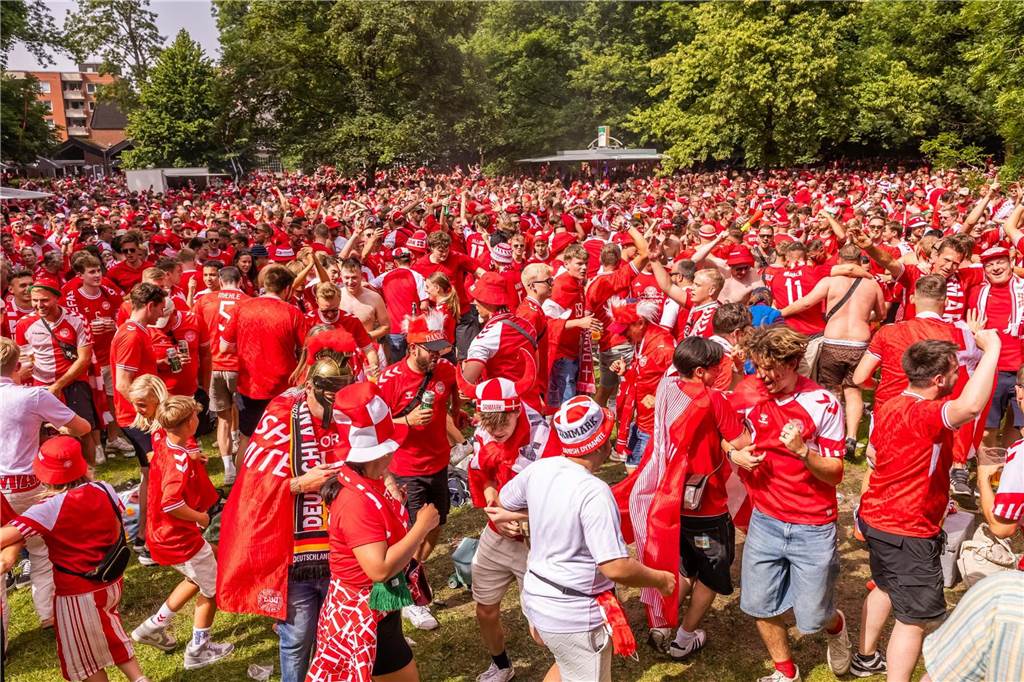 Super Stimmung bei den Dänemark-Fans in Dortmund vor dem Achtefinal-Spiel gegen Deutschland.