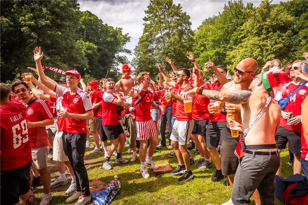 Super Stimmung bei den Dänemark-Fans in Dortmund vor dem Achtefinal-Spiel gegen Deutschland.