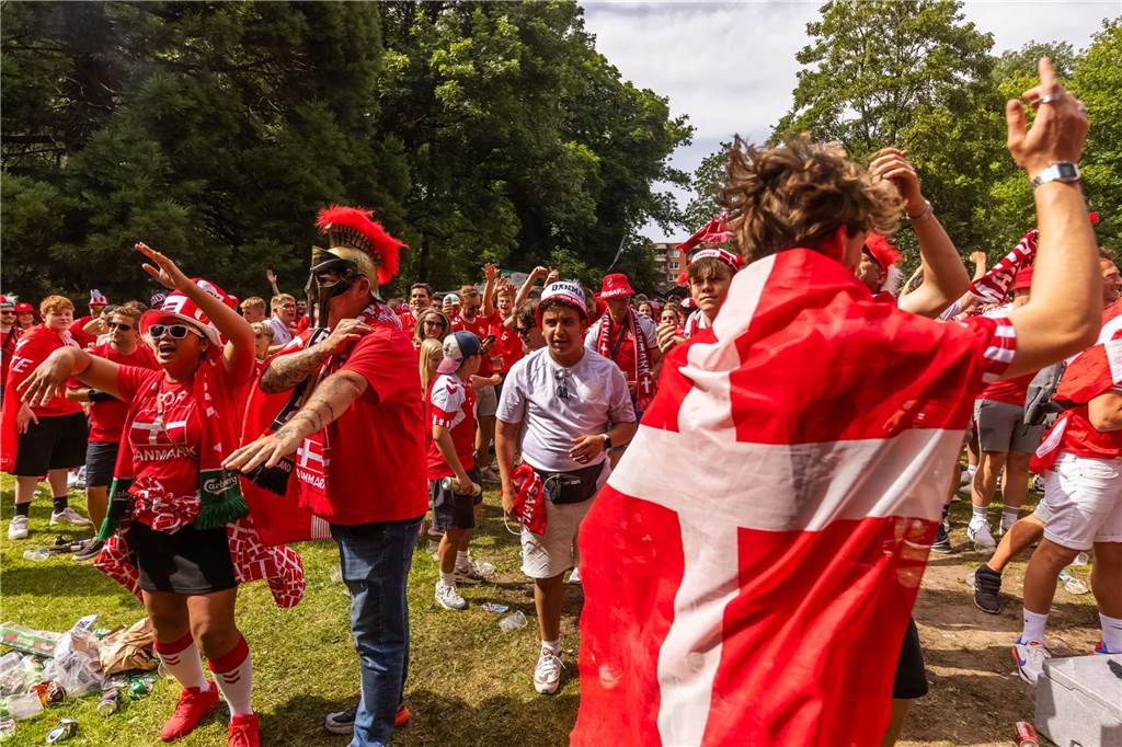 Super Stimmung bei den Dänemark-Fans in Dortmund vor dem Achtefinal-Spiel gegen Deutschland.