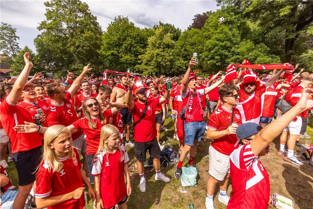 Super Stimmung bei den Dänemark-Fans in Dortmund vor dem Achtefinal-Spiel gegen Deutschland.