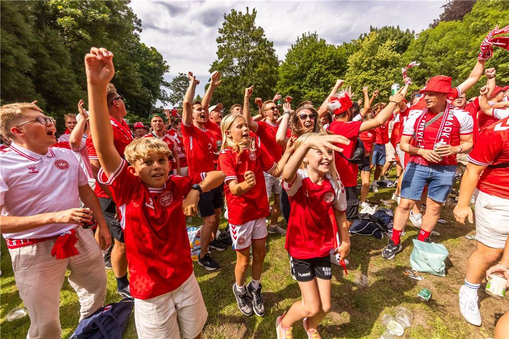 Super Stimmung bei den Dänemark-Fans in Dortmund vor dem Achtefinal-Spiel gegen Deutschland.