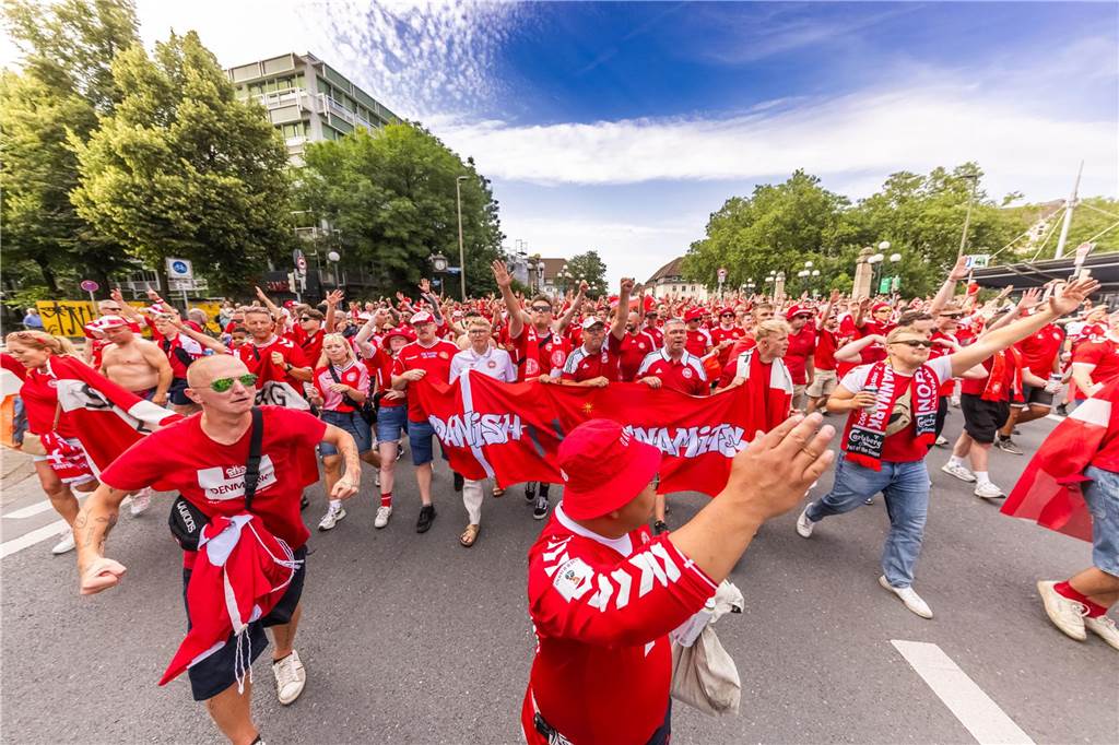 Super Stimmung bei den Dänemark-Fans in Dortmund vor dem Achtefinal-Spiel gegen Deutschland.