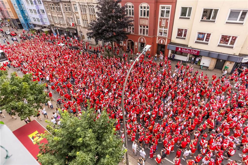Super Stimmung bei den Dänemark-Fans in Dortmund vor dem Achtefinal-Spiel gegen Deutschland.