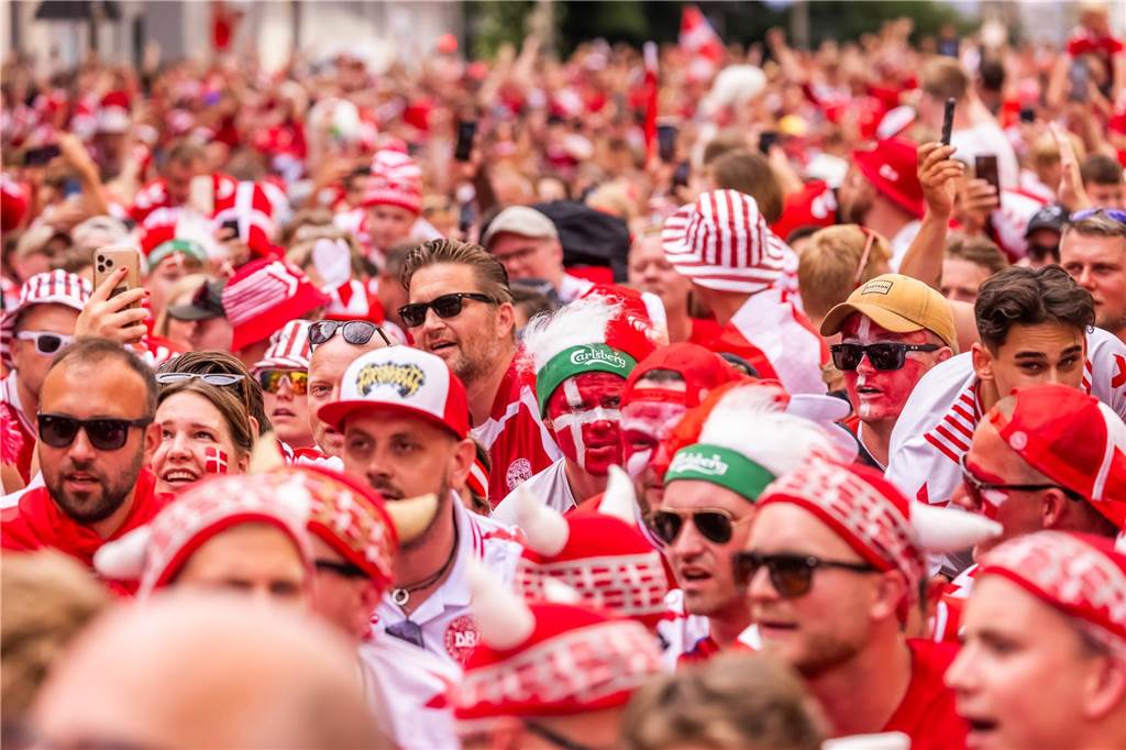 Super Stimmung bei den Dänemark-Fans in Dortmund vor dem Achtefinal-Spiel gegen Deutschland.