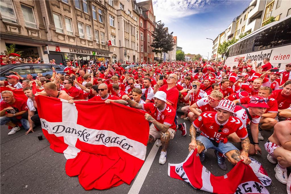Super Stimmung bei den Dänemark-Fans in Dortmund vor dem Achtefinal-Spiel gegen Deutschland.
