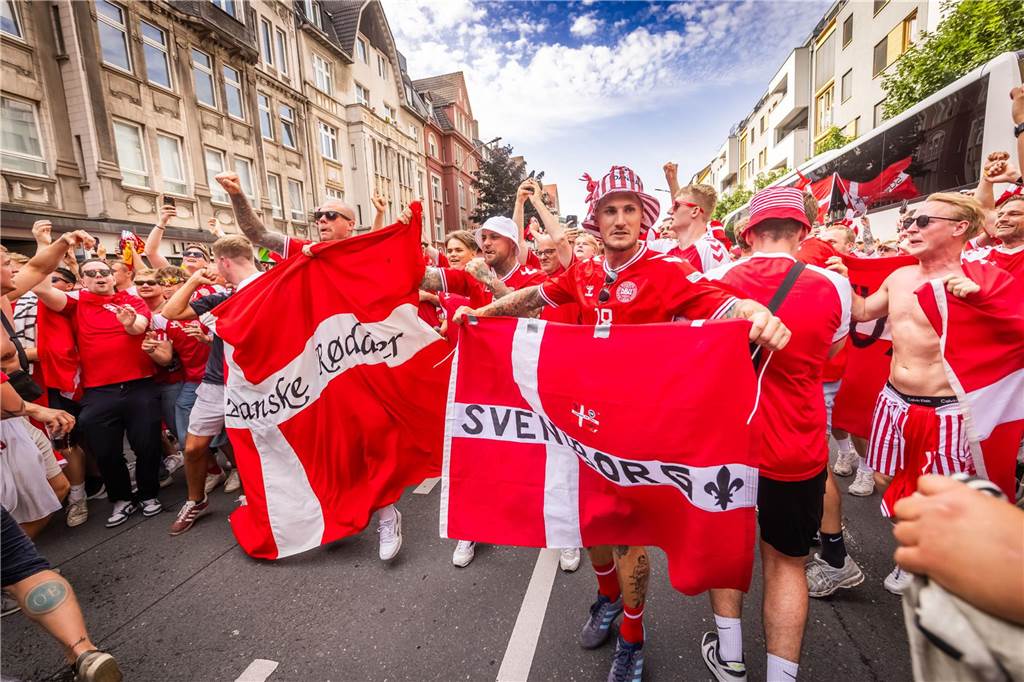 Super Stimmung bei den Dänemark-Fans in Dortmund vor dem Achtefinal-Spiel gegen Deutschland.