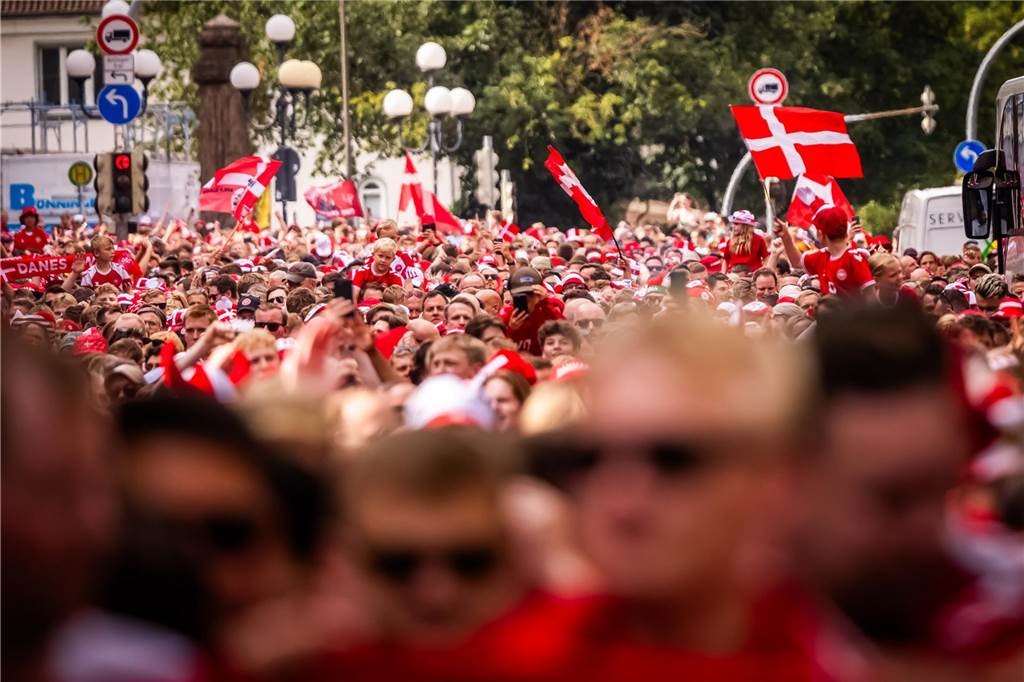 Super Stimmung bei den Dänemark-Fans in Dortmund vor dem Achtefinal-Spiel gegen Deutschland.