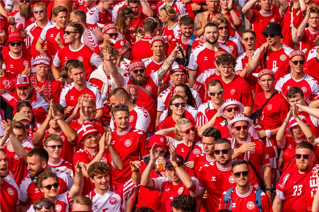 Super Stimmung bei den Dänemark-Fans in Dortmund vor dem Achtefinal-Spiel gegen Deutschland.