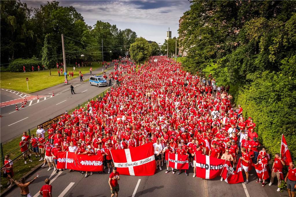 Super Stimmung bei den Dänemark-Fans in Dortmund vor dem Achtefinal-Spiel gegen Deutschland.