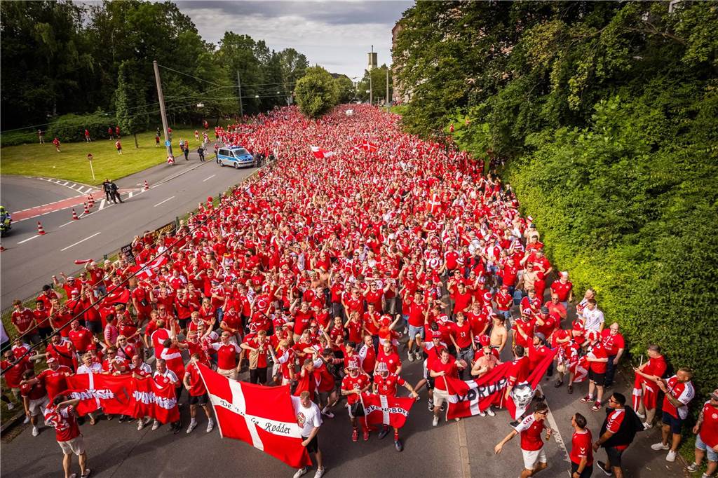 Super Stimmung bei den Dänemark-Fans in Dortmund vor dem Achtefinal-Spiel gegen Deutschland.