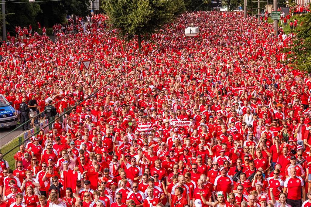 Super Stimmung bei den Dänemark-Fans in Dortmund vor dem Achtefinal-Spiel gegen Deutschland.