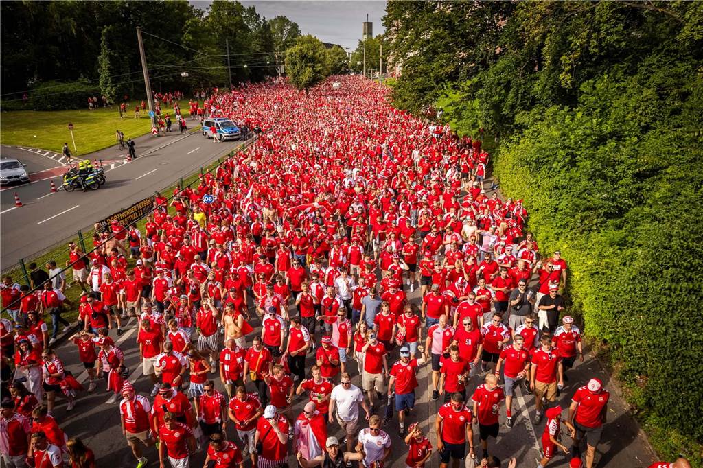 Super Stimmung bei den Dänemark-Fans in Dortmund vor dem Achtefinal-Spiel gegen Deutschland.