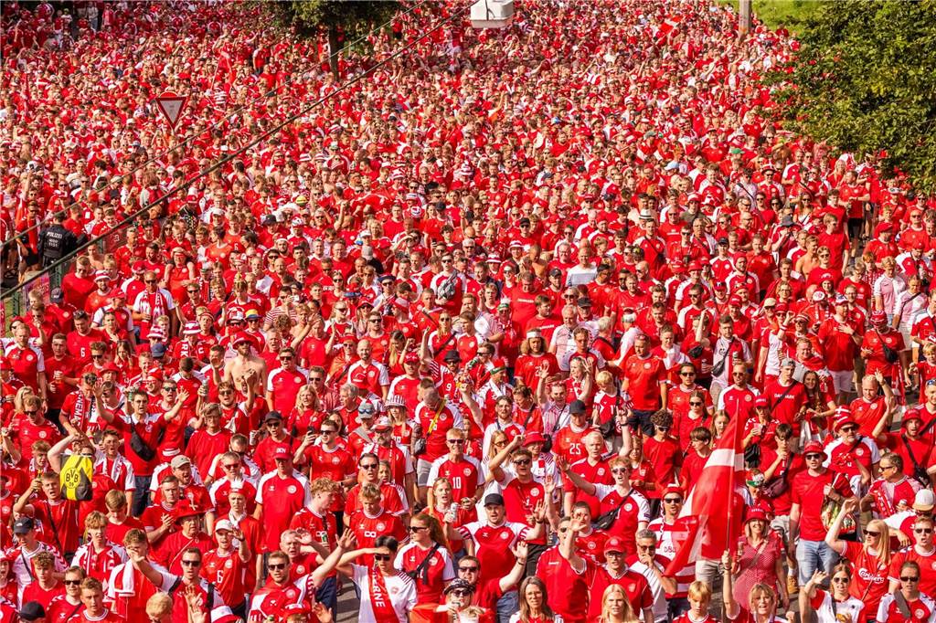 Super Stimmung bei den Dänemark-Fans in Dortmund vor dem Achtefinal-Spiel gegen Deutschland.