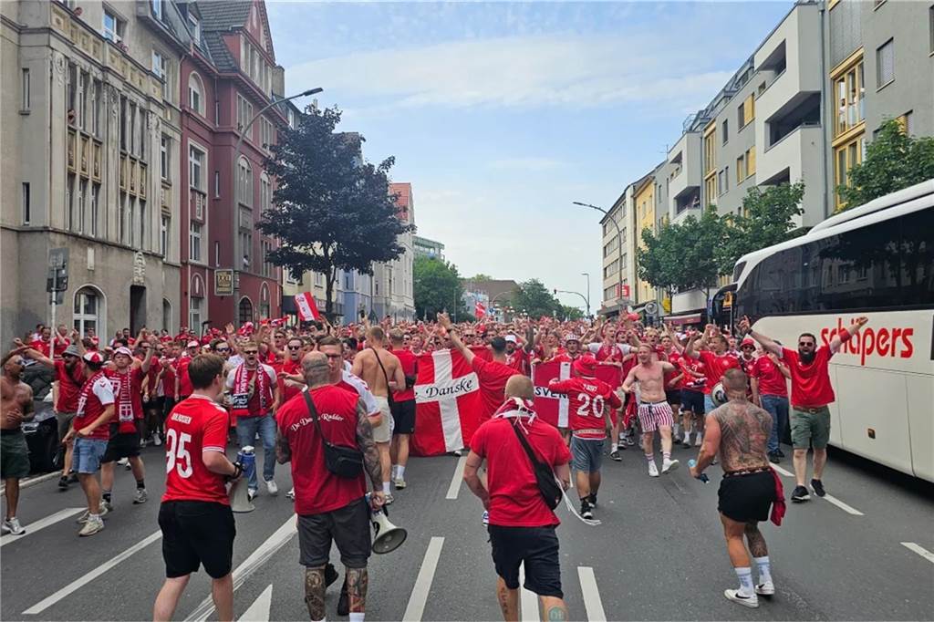 Super Stimmung bei den Dänemark-Fans in Dortmund vor dem Achtefinal-Spiel gegen Deutschland.