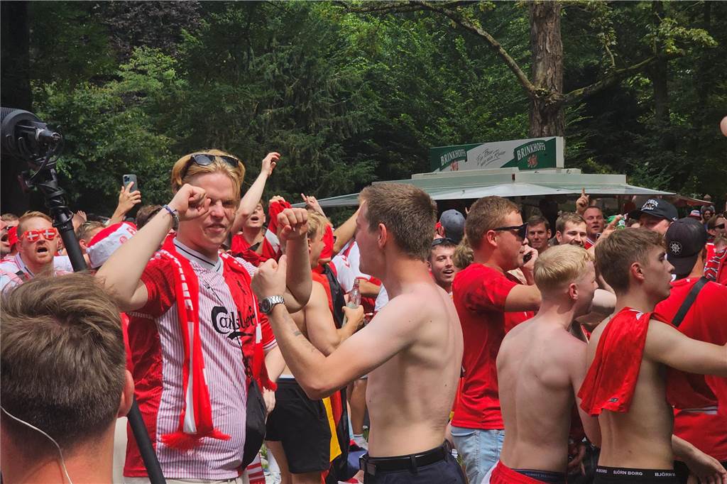 Super Stimmung bei den Dänemark-Fans in Dortmund vor dem Achtefinal-Spiel gegen Deutschland. Hier im Westpark.