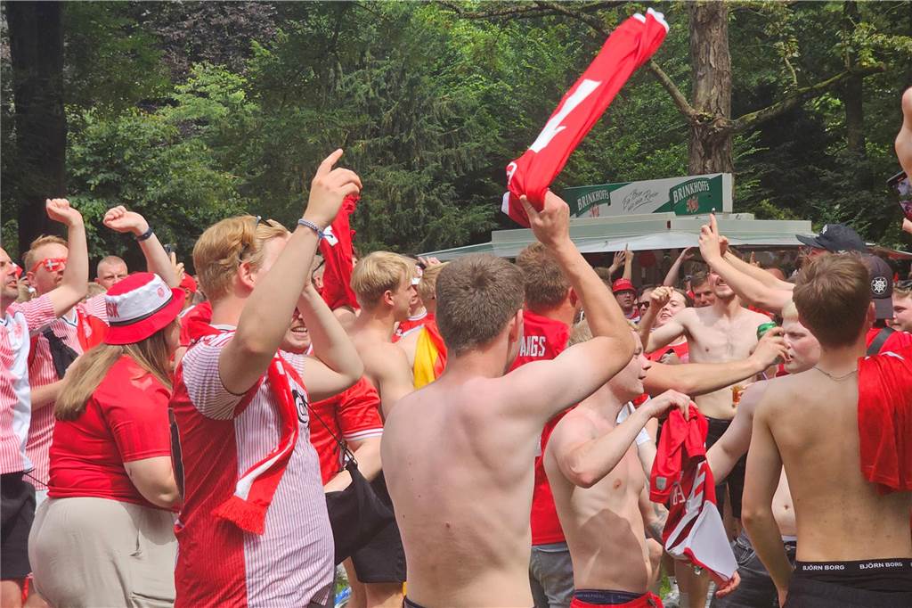 Super Stimmung bei den Dänemark-Fans in Dortmund vor dem Achtefinal-Spiel gegen Deutschland. Hier im Westpark.