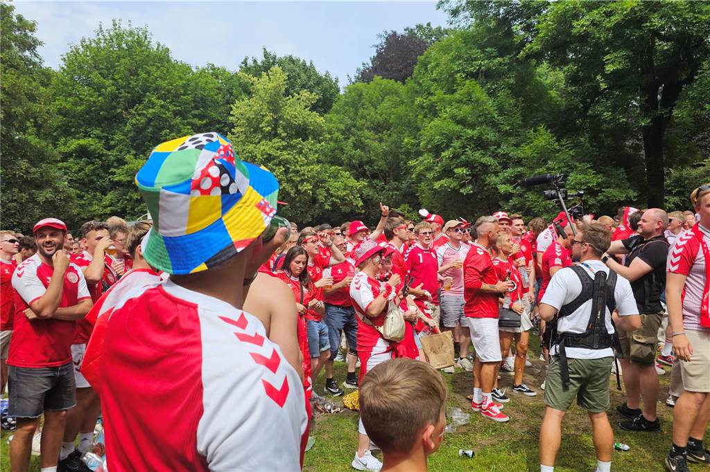 Super Stimmung bei den Dänemark-Fans in Dortmund vor dem Achtefinal-Spiel gegen Deutschland. Hier im Westpark.